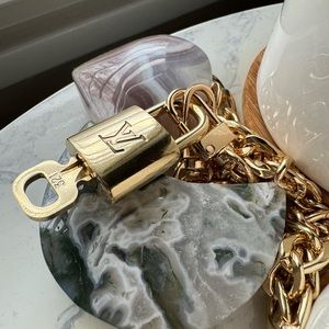 LV lock and key # 321 comes with 18”gold tone chain.